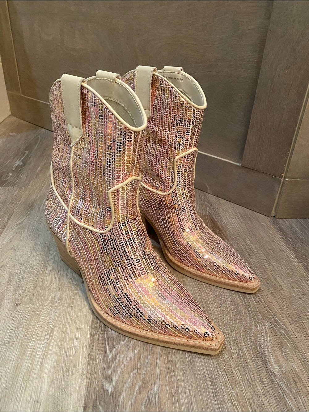 Dolce Vita Runa Sequin Western Ankle
Boots Pointed Toe Block Heel
Cream-Size 6 - Picture 3 of 10